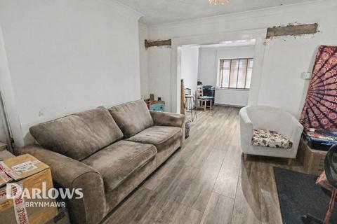 2 bed property, in King Street, £90,000
