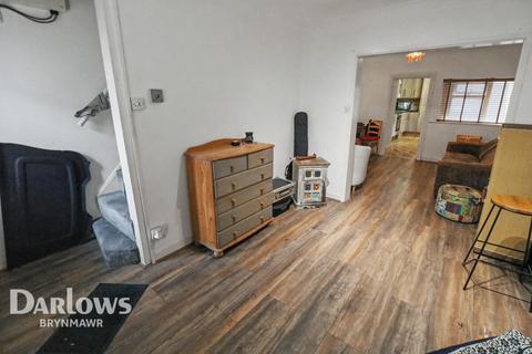 2 bed property, in King Street, £90,000