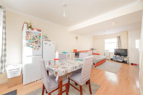 2 bed property, in East Street, £200,000