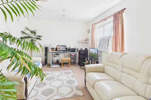 2 bed property, in Stoney Stanton Road, £100,000