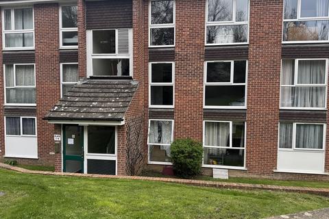 2 bed property, in Southcote Road, £160,000