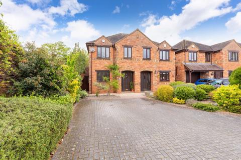 3 bed property, in Rutland Gate, £500,000