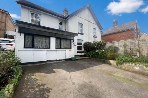 4 bed property, in Bourne Valley Road, £325,000