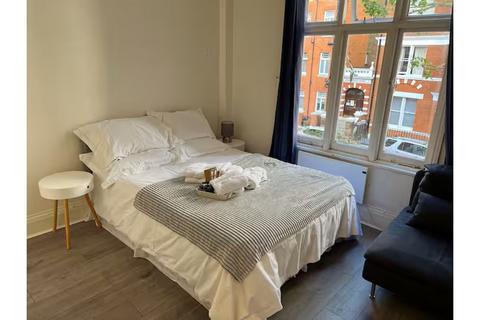 2 bed property, in Cheniston Gardens, £250,000