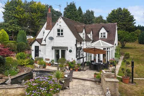 4 bed property, in Worcester WR6, £795,000