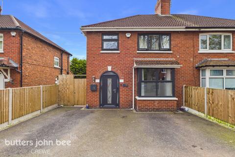 3 bed property, in Manor Way, £220,000