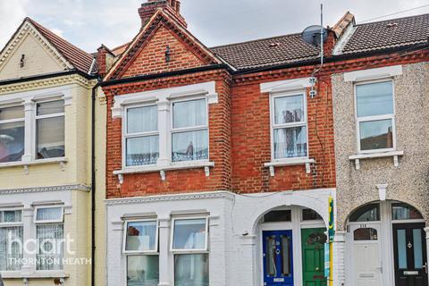 2 bed property, in Mersham Road, £370,000