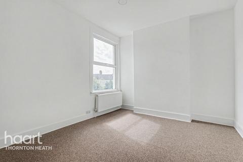 2 bed property, in Mersham Road, £370,000