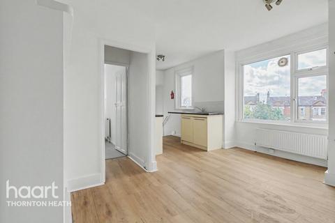2 bed property, in Mersham Road, £370,000