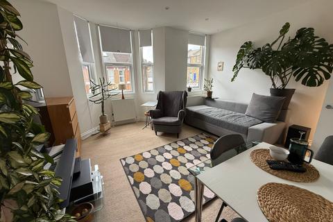 2 bed property, in Jessamine Road, £475,000
