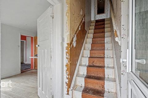 2 bed property, in Long Road, £300,000