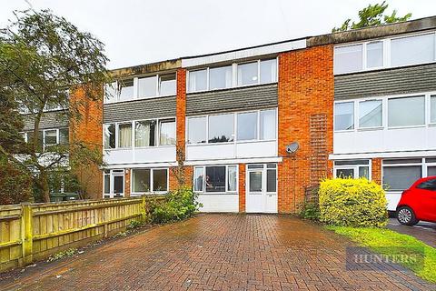 6 bed property, in Sparkford Close, £450,000