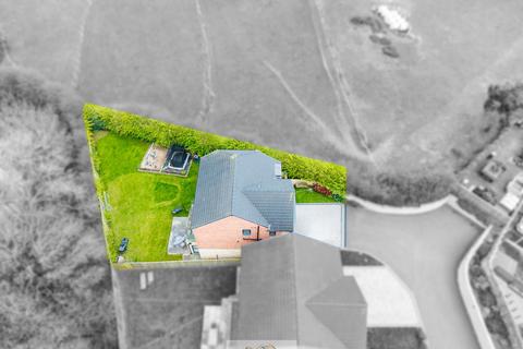 5 bed property, in Manor Rise, £650,000