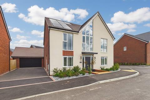 4 bed property, in Moss Beds Close, £550,000