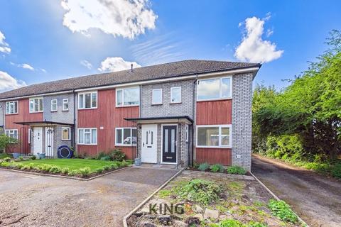 2 bed property, in Rosary Court, £375,000