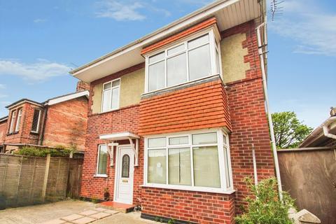 5 bed property, in Winton, £325,000