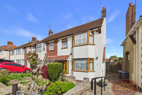 3 bed property, in Windsor Crescent, £220,000