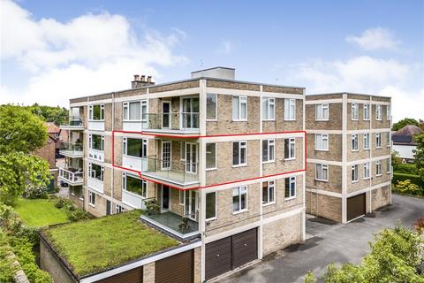 3 bed property, in Harlow Oval, £325,000