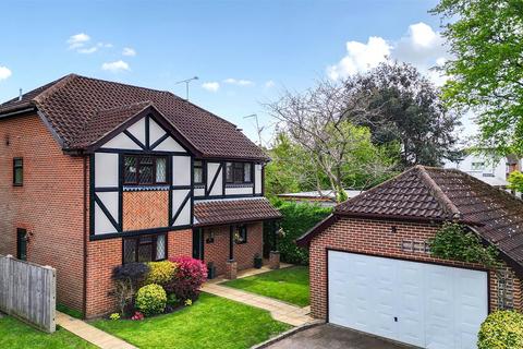 4 bed property, in Windsor Gardens, £800,000
