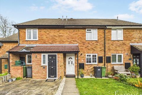 2 bed property, in Paterson Close, £295,000