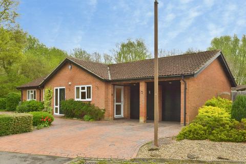 3 bed property, in Badgemore Court, £600,000