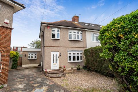 4 bed property, in Dorset Close, £650,000