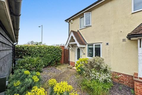 2 bed property, in Kingfisher Way, £240,000