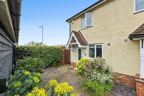 2 bed property, in Kingfisher Way, £230,000