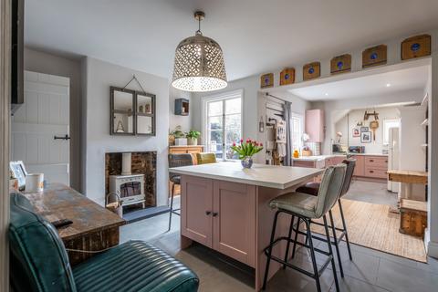 3 bed property, in Main Street, £499,500