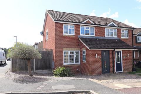 3 bed property, in Kings Walden Rise, £415,000