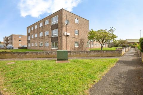 2 bed property, in Great Northern Close, £110,000