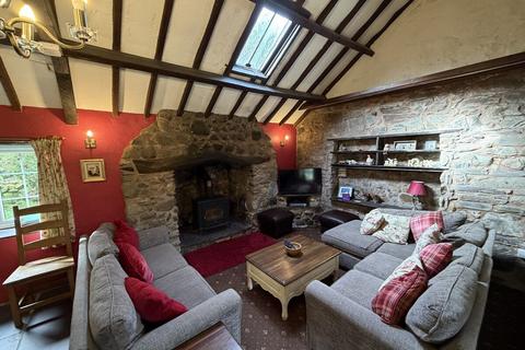 7 bed property, in Off B4418 Road, £650,000