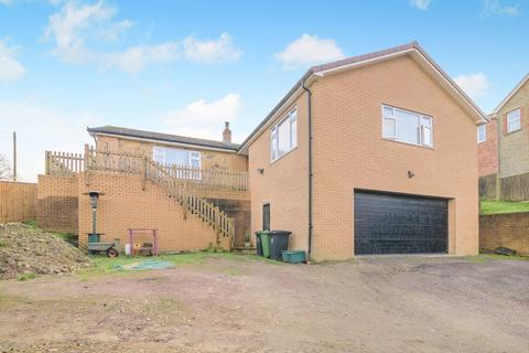 4 bed property, in Detached House + Building Plot, £750,000