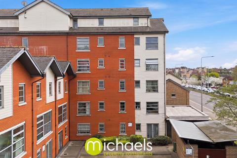 2 bed property, in Rotary Way, £180,000