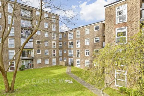 1 bed property, in Westmoreland Drive, £230,000