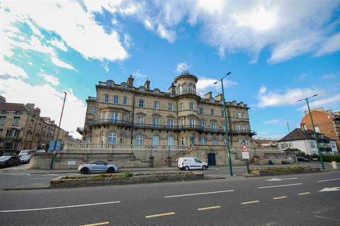 2 bed property, in Marine Parade, £225,000