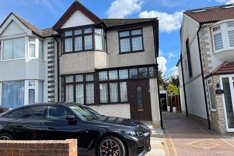 3 bed property, in Park End Road, £525,000