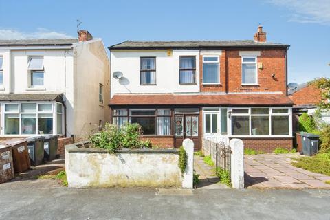 4 bed property, in Hampton Road, £225,000