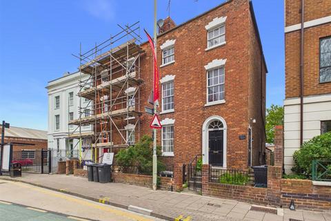 6 bed property, in London Road, £325,000