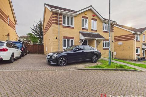 2 bed property, in Mellish Way, £450,000