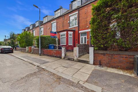 3 bed property, in Oak Road, £340,000