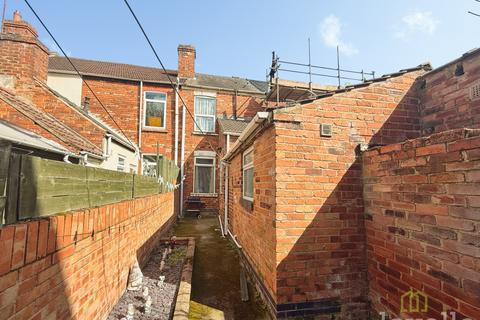 2 bed property, in Gordon Street, £75,000