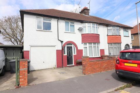 5 bed property, in Fitzroy Avenue, £450,000