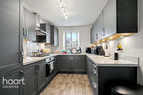 6 bed property, in Somerset Avenue, £450,000