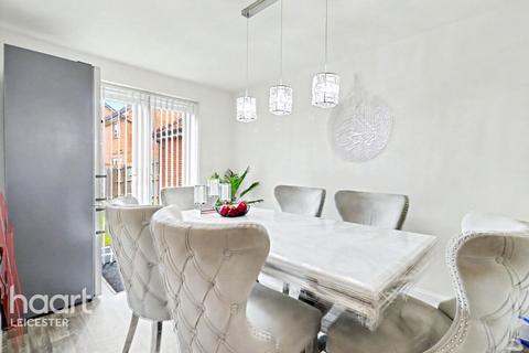 6 bed property, in Somerset Avenue, £475,000