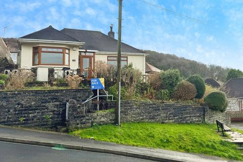2 bed property, in St. Catherines Road, £200,000