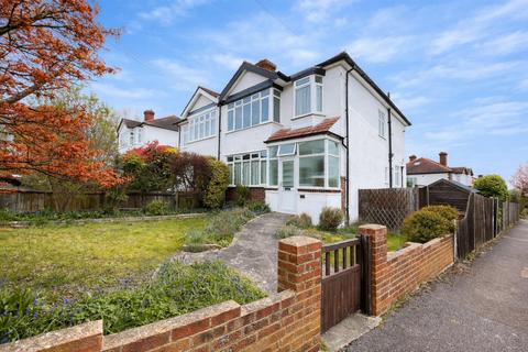 3 bed property, in Farm Road, £650,000