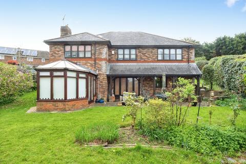4 bed property, in George Hill, £695,000