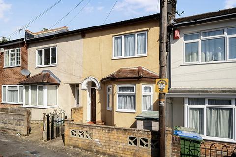 2 bed property, in Brickfield Road, £250,000