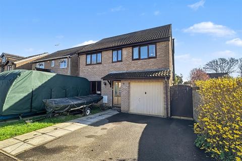 4 bed property, in Horton Heath, £450,000